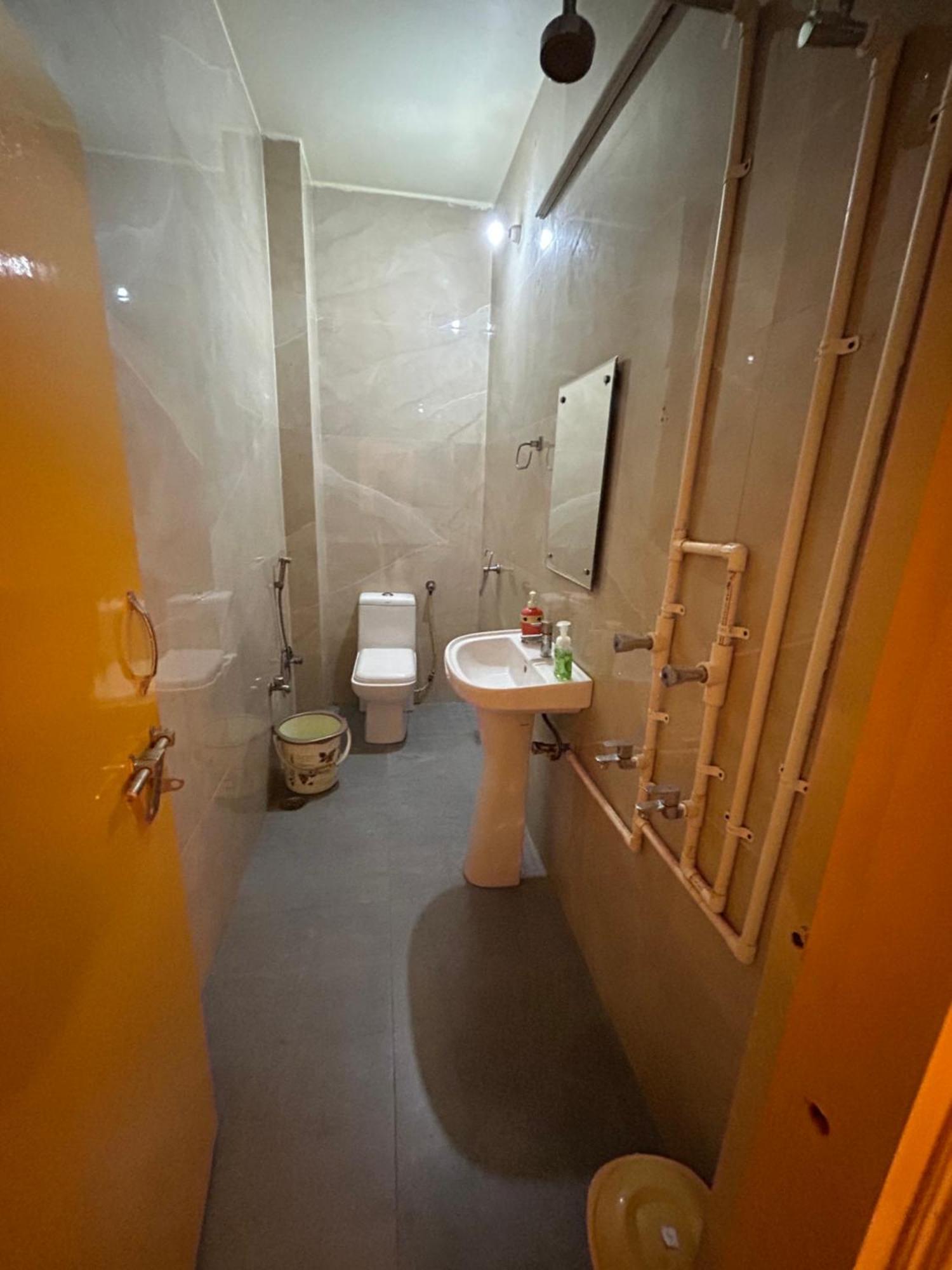 The Yellow House - Couple'S Getaway In Gomti Nagar- 1 Bhk Lucknow Eksteriør billede